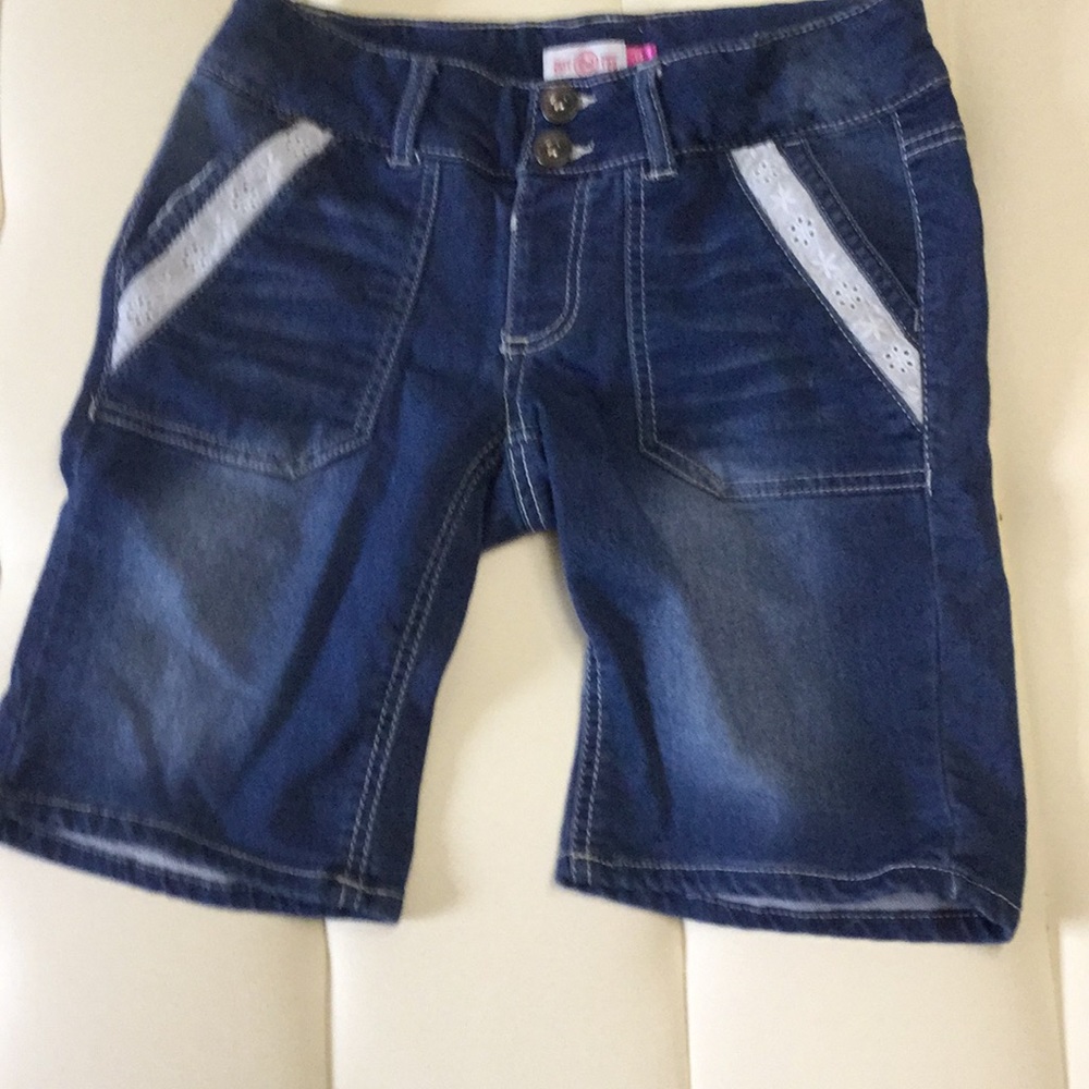 Jean Shorts with Flower Pattern on Pockets